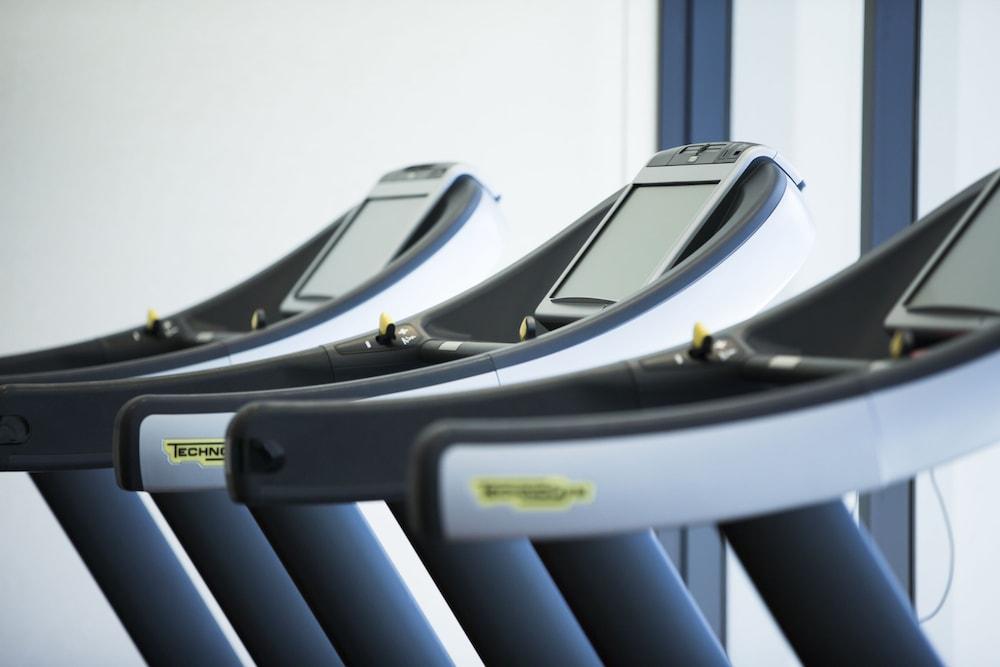 Hyatt Regency Naha, Okinawa Hotel Ngoại thất bức ảnh A row of treadmills