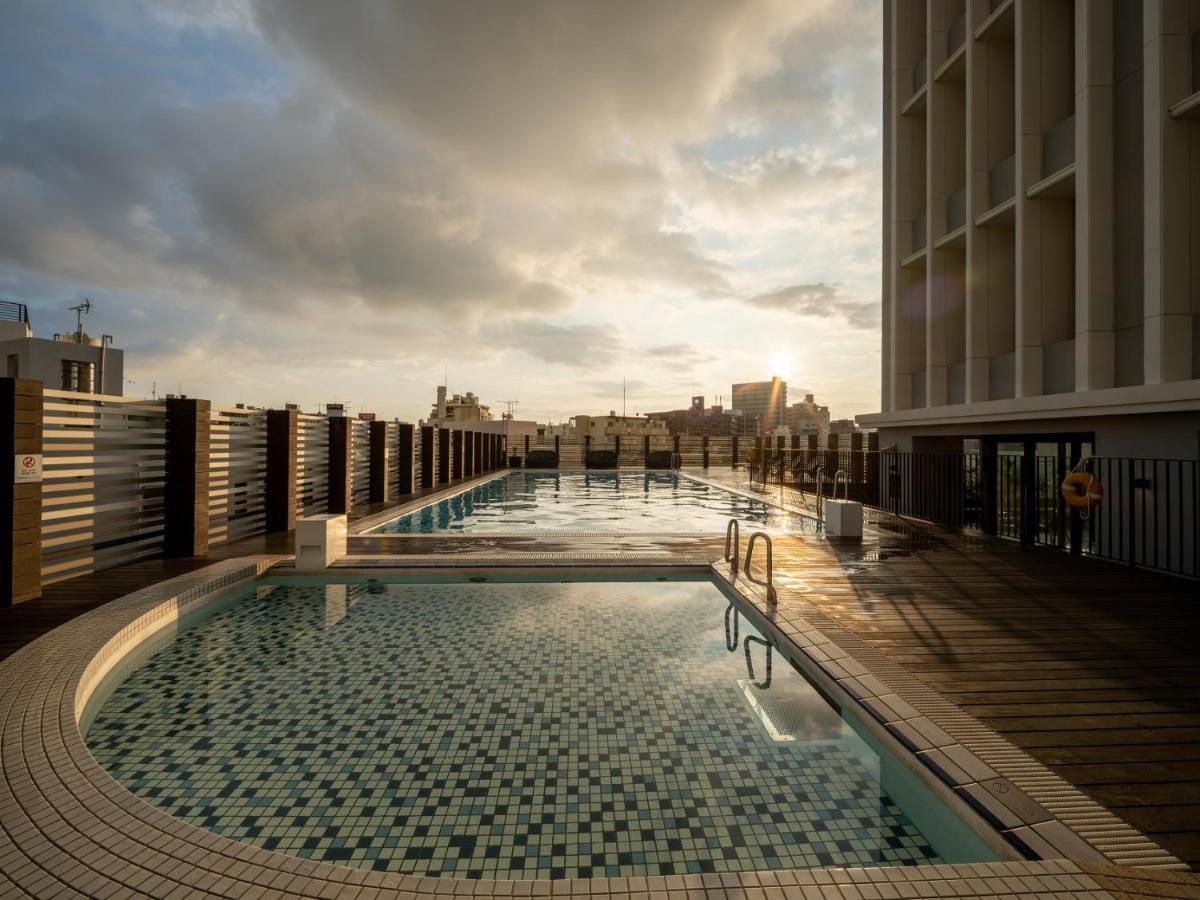 Hyatt Regency Naha, Okinawa Hotel Ngoại thất bức ảnh The swimming pool at the rooftop of the hotel