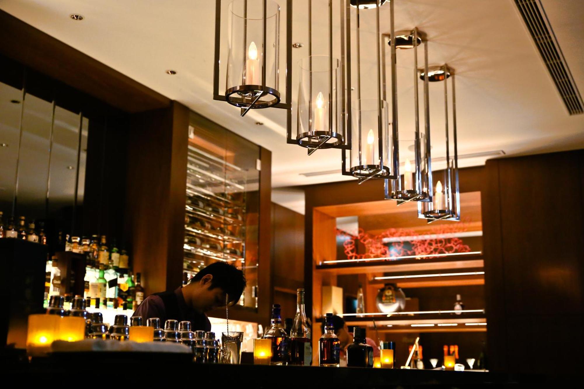 Hyatt Regency Naha, Okinawa Hotel Ngoại thất bức ảnh The bar at the Mandarin Oriental, Hong Kong