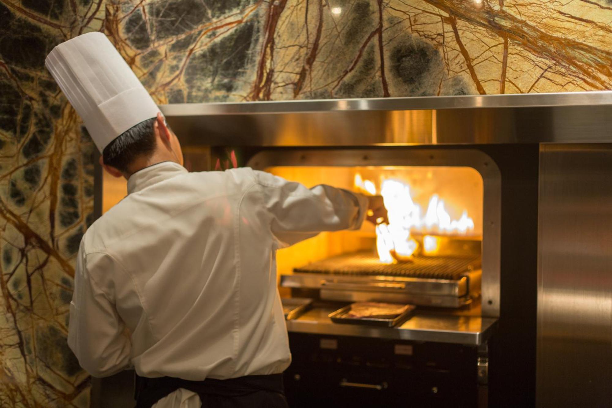 Hyatt Regency Naha, Okinawa Hotel Ngoại thất bức ảnh A chef cooking with a blowtorch