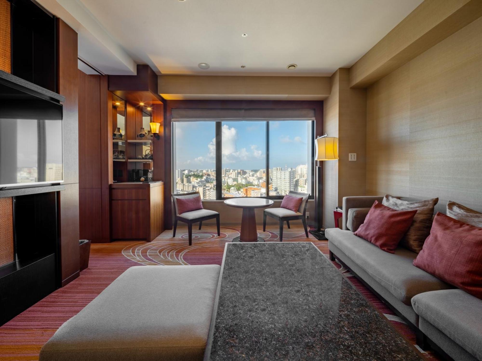 Hyatt Regency Naha, Okinawa Hotel Ngoại thất bức ảnh A suite at the hotel