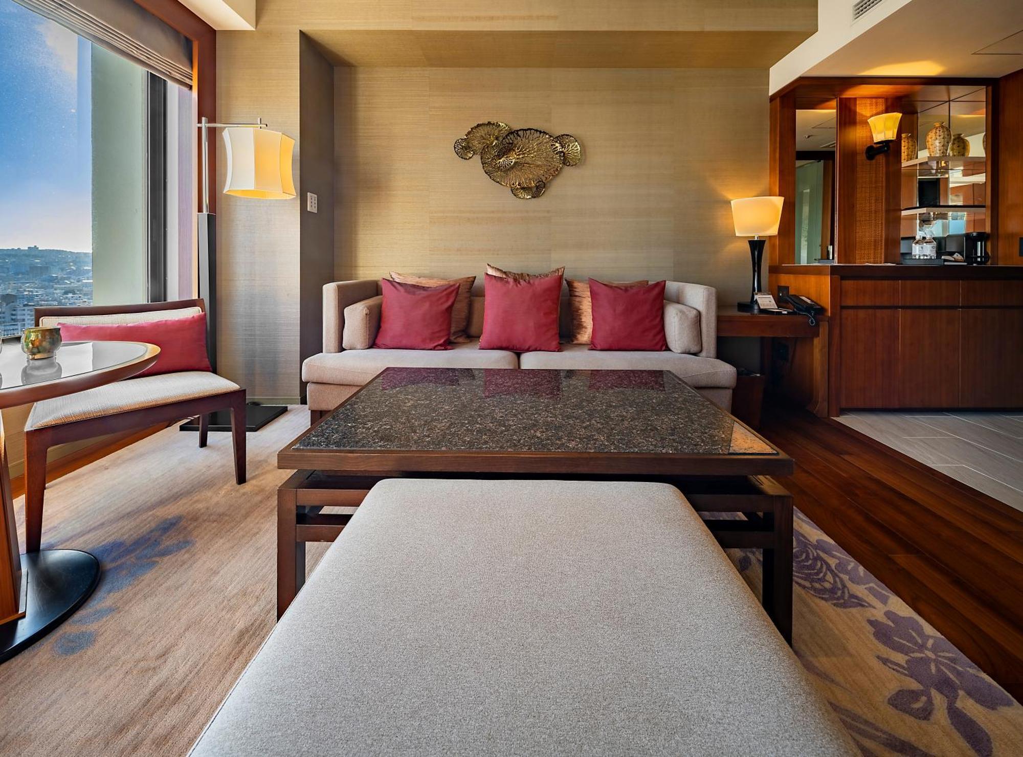 Hyatt Regency Naha, Okinawa Hotel Ngoại thất bức ảnh A suite at the hotel